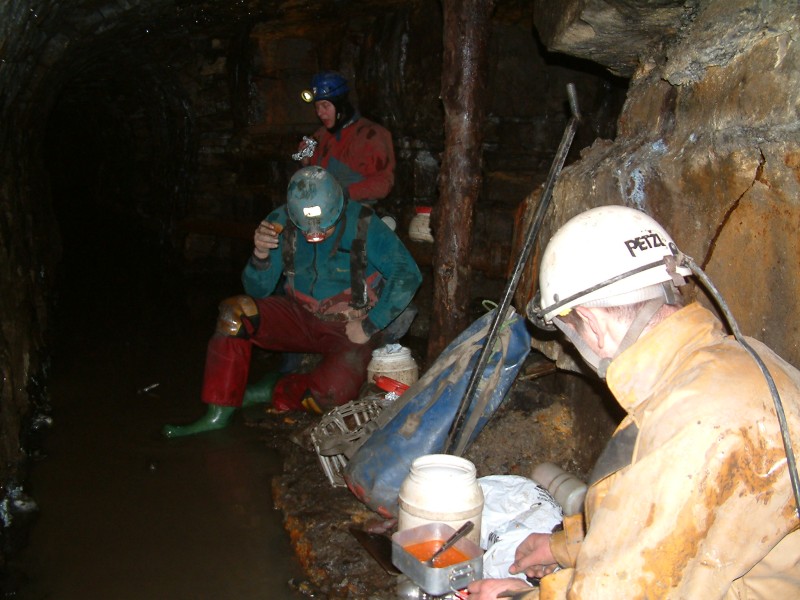sc_2SVeast_lunch2.jpg - Digging 22/01/06 - And yet again it's time for lunch...