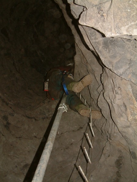 sc_2ndmaypoletest7.jpg - Climbing up using the ladder.