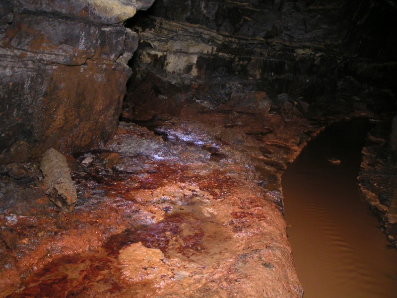 rg_hangingshaw_nw_1stjunc_mud.jpg - By the pipes is this amazingly colourful mud which is calcified with a thin crust.