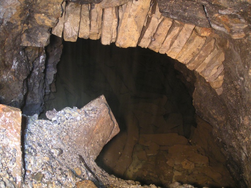 rg_hangingshaw_nw_1stjunc_ne_level.jpg - Past the debris mound is the flooded level. Its bearing is north east and it follows the First Sun Vein. A bit of digging and the water could be dropped to a more comfortable level.