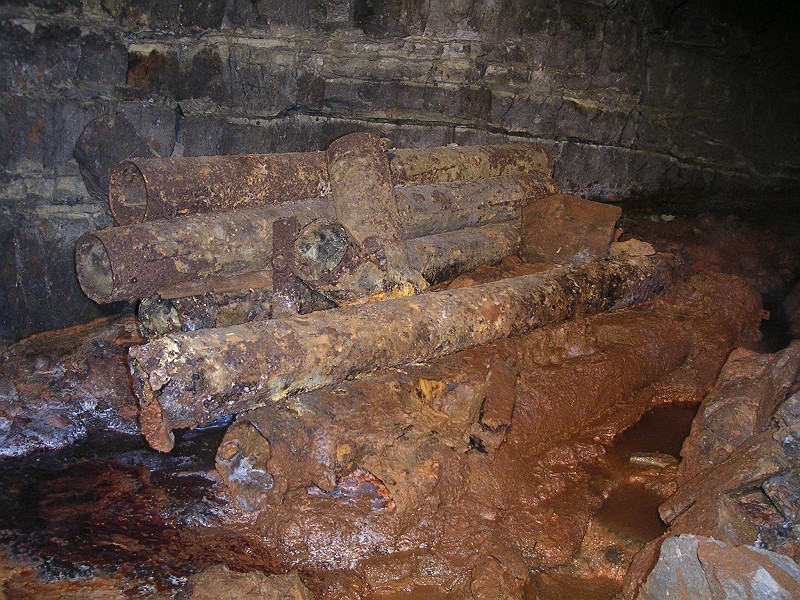 rg_hangingshaw_nw_1stjunc_sw_level1.jpg - To the south west there is another level, here is the start of it, marked by a stack of pipes.