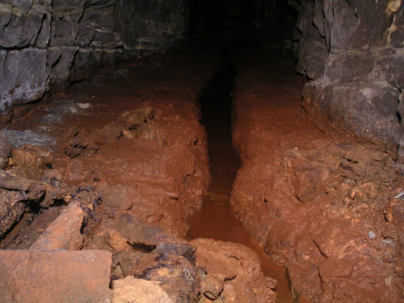 rg_hangingshaw_nw_1stjunc_sw_level2.jpg - Looking into the south west passage a deep layer of orange mud can be seen, could this be bottled and sold as a skin treatment, hummm, the North Pennines Health Mud Treatment Ltd.