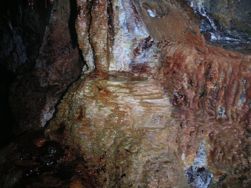 rg_hangingshaw_nw_formations6.jpg - Another calcite flow which is heavily iron stained.