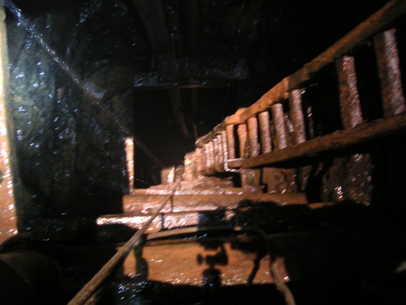 sc_hydraulic_staging1.jpg - This was taken down the shaft at the beginning of the wooden separator, it is blurred as I had to sit on the tripod to try and keep it steady - as can be seen it did not work. At the bottom in the middle it is possible to see the silhouette of the camera and tripod.