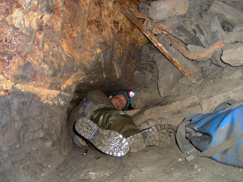 sc_exit_middlecleugh_2nd_sunvein.jpg - The tight squeeze in the Middlecleugh Second Sun Vein, not far from the Ballroom.