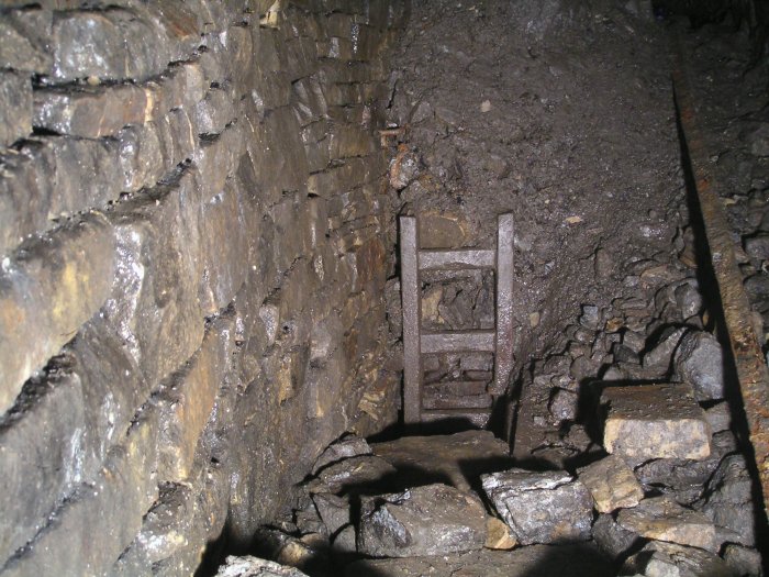 doublerise_sublevel3.jpg - The top of the Double Rise. The first drop is under 2m, onto a staging platform. Looking at a cross section of the rise, we estimate it to be 25m.