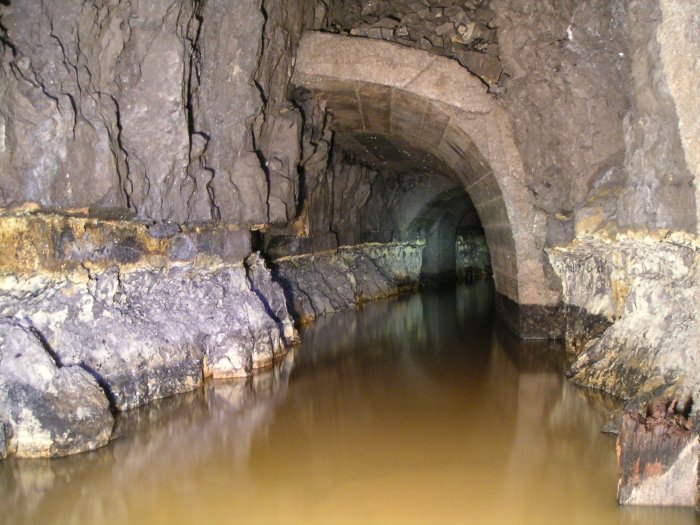 mcssv_concrete_arching1.jpg - The end of the concrete arching. The great limestone and tuft interface can be clearly seen here.
