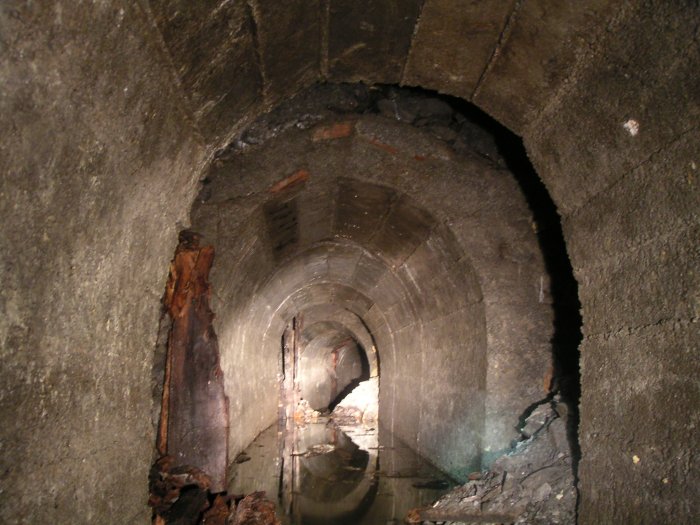 mcssv_concrete_arching2.jpg - More concrete arching. The gaps are where a rise or ore shoot goes up to the stope above.