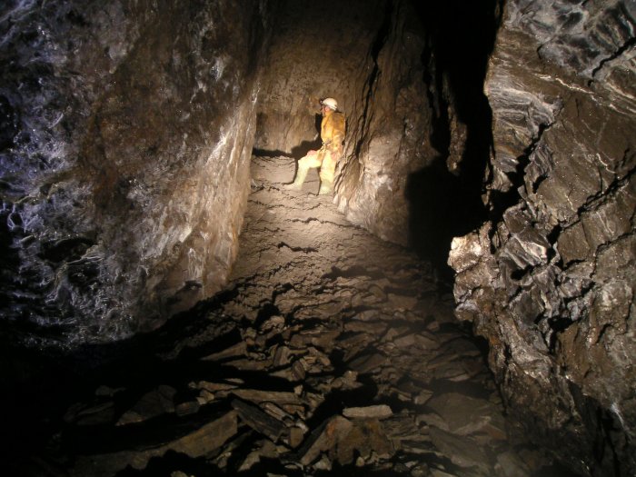 stope_above3.jpg - The continuation of the stope was up a rather steep incline on the west side. This is were Charlie and Karli went for an explore.