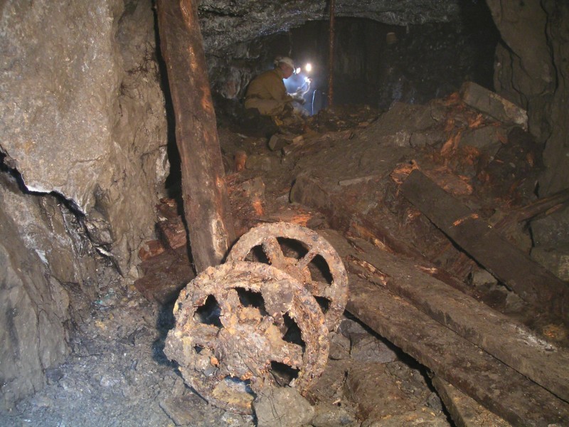 sc_mcssv_stp_wheels1a.jpg - Looking out from the little alcove north of the rise and into the cross cut which gives entry into the warren.