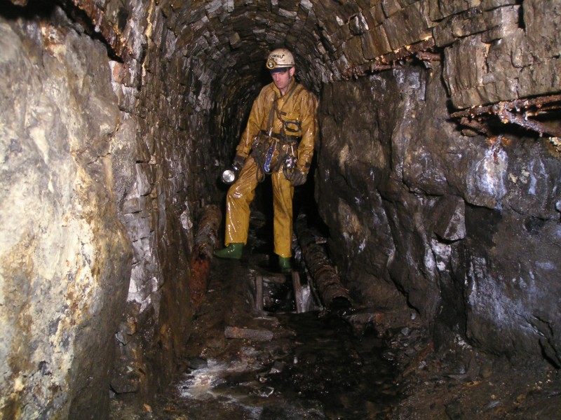 sc_lcv_24m_sublevelsumps1.jpg - Start of the arching and the two sumps we came across. The piping can be seen on the left and right.