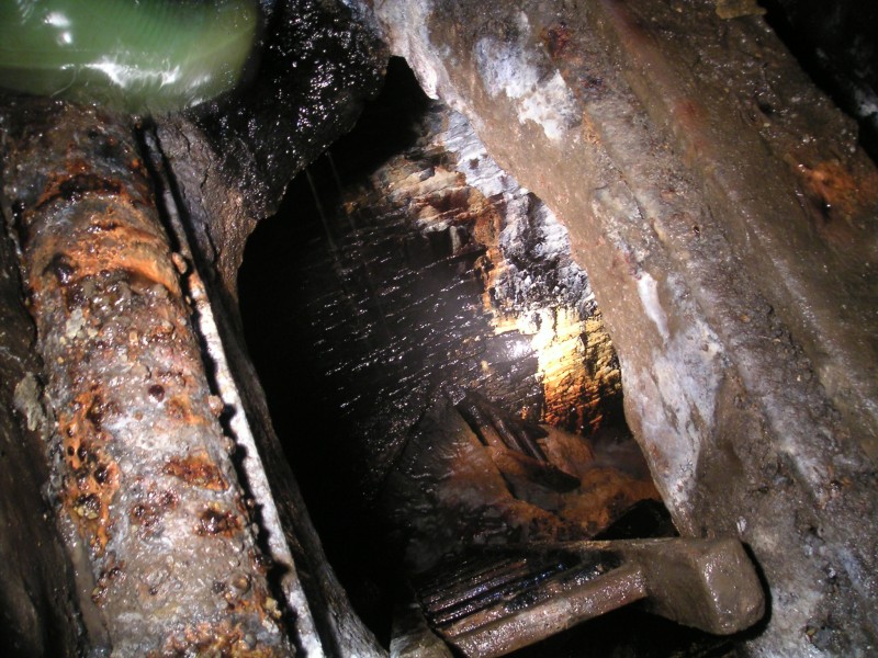 sc_lcv_24m_sublevelsumps4.jpg - The two levels of ladders, with the second set dissappearing into the water.