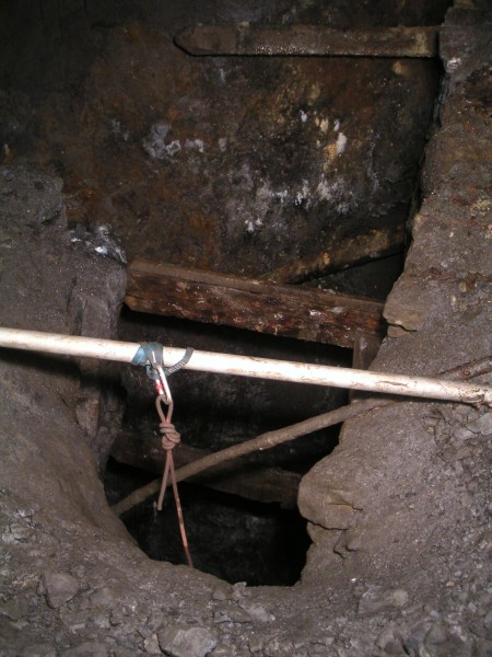 sc_rise2stopetop.jpg - The hopper that we climbed up, gaining access to the top of the stope.