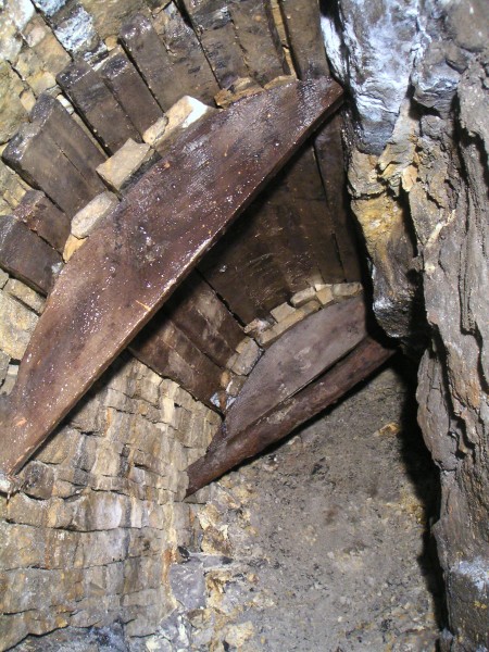 lc_lcv_sublevel_support2.jpg - At one of the sub level this wooden roof support could be seen, a construction we have not seen before.