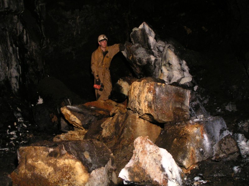 sc_mcssvs_east_end2.jpg - The east end of the stope along with rocks that have fallen from the roof.