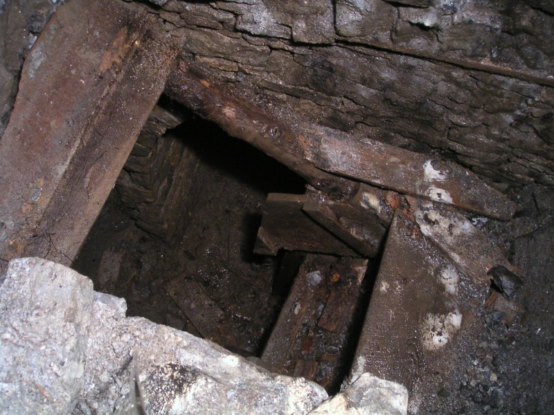 sc_mcssvs_hopper.jpg - Looking down the hopper from the stope which has the cross cut connection to the Longcleugh Vein and the very top of Pickering's Rise.