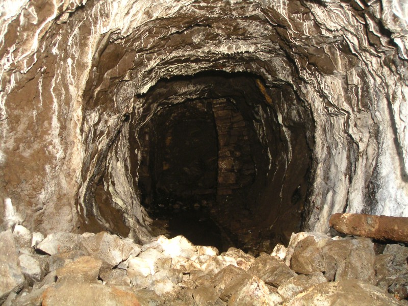 sc_mcssvs_xc_north2.jpg - Looking from the stope into the north side of the intersecting cross cut. Past the collapse is the link to the top of Pickering's Rise.