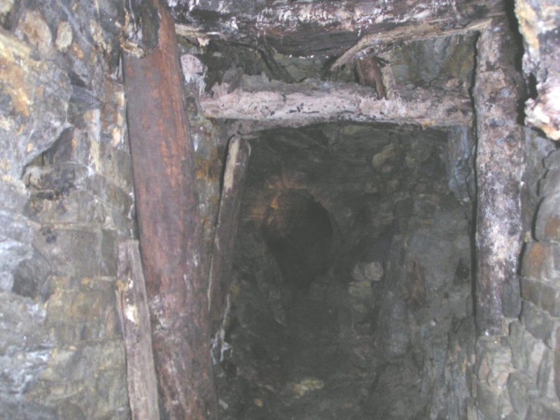 Pict0031.jpg - An area of the vein which is propped up by old timbers that are not in the best of states.