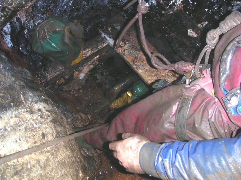 sc_sublevel_middlecleugh2ndsunvein.jpg - This is the second laddered shaft in sub level 1, which drops down to sub level 2. The ladders and wooden stemples where soound enough to hold us, but we still dropped a safety line down just in case. Getting stuck down here would not be nice.