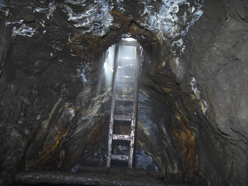 01_stope_wetladder.jpg - The ladder on the platform into the higher workings.