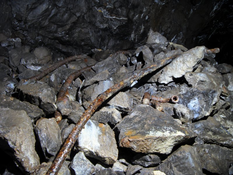 04_stope_airhose.jpg - Old pieces of air hose on deads.