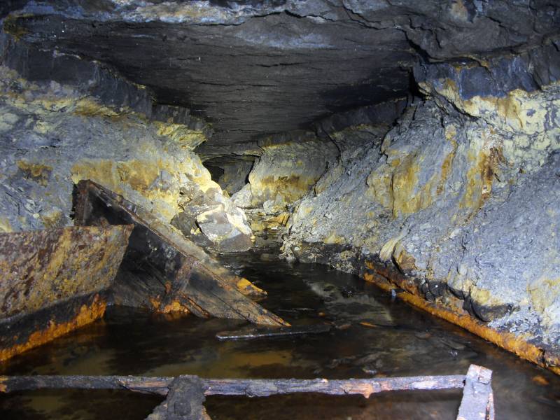 19_truck&crosscut2.jpg - The cross cut junction, looking north.