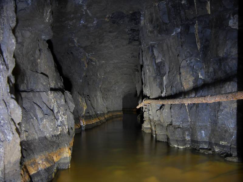 26_newcrossv.jpg - New Cross Vein, looking north towards the forehead.