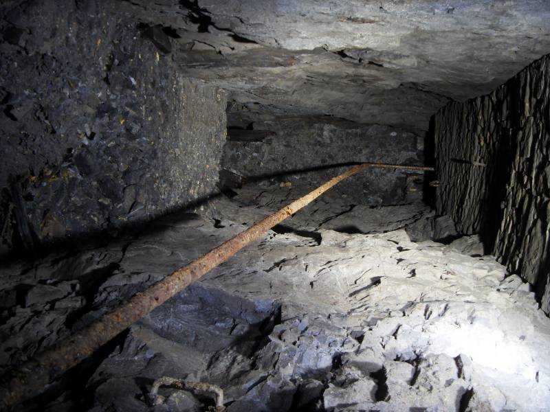 36_parallelv_rise1.jpg - View up the woodless rise. The really flat waste in the former ore chute can be seen on the left.