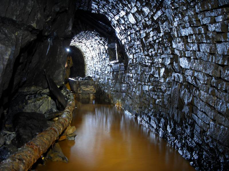 48_parallelv_oretruck4.jpg - A bit further on from the newspapers we came across this low sided ore truck, and a little further on the level came to a complete fall.