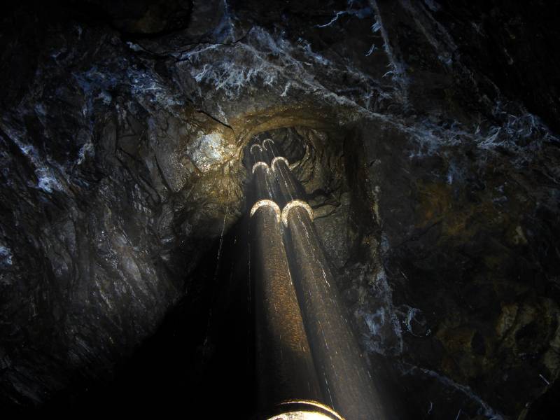 66_bogsh_pipesroof3.jpg - A view up the shaft.