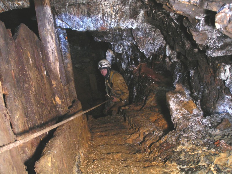 sc_mcvein_manway2caplecleugh2.jpg - Karli at the bottom of the slope, you may just be able to make out the platform behind and to the left of him. The shaft begins there.