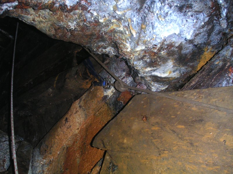 sc_mcvein_manway2cc_rigging1.jpg - This is the deviation in the manway, here we are about 3m below the sublevel. Where the survey tape is, is where you come from.