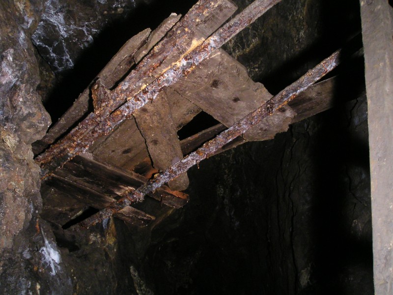 sc_mcvein_up2_horselevel2.jpg - This is looking up from 2.5m below the Smallcleugh Horse Level on the Middlecleugh Vein, the rail tracks form a bridge to the otherside of this stope area.