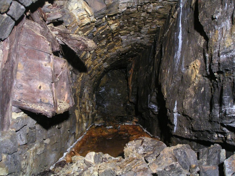 sc_middlecleugh_stopes_sublev1.jpg - The southeast end of the sublevel and the debris from the stope above it.