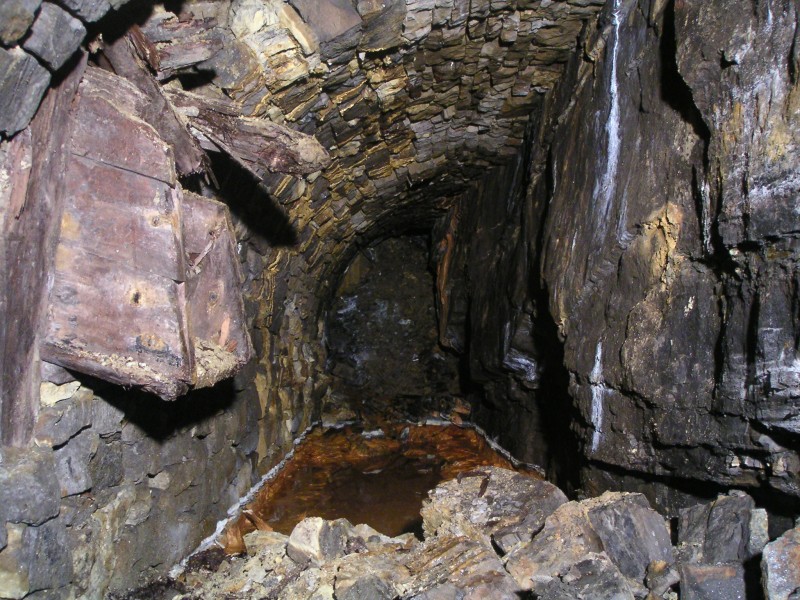sc_middlecleugh_stopes_sublev1.jpg - The southeast end of the sublevel and the debris from the stope above it.