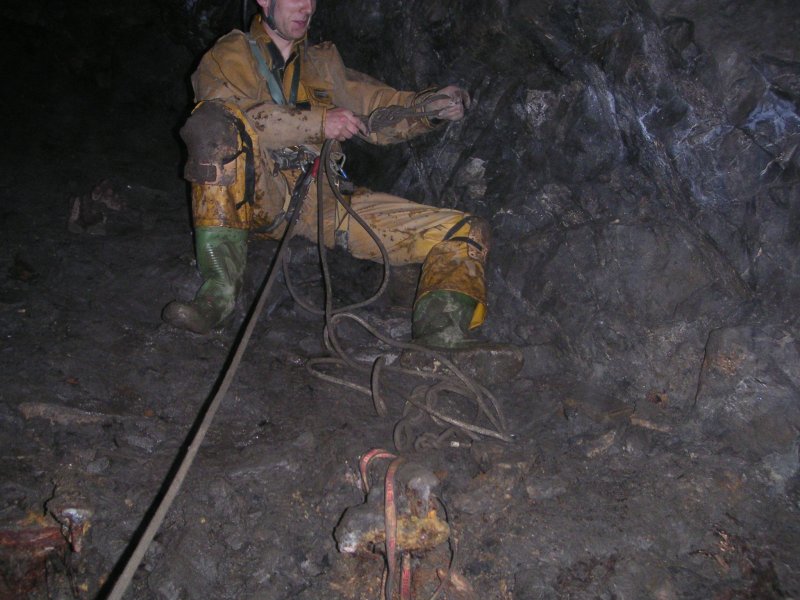 sc_carrslevel.jpg - Karli, rigging up so that this passage on Carr's level could be accessed safely, a shame that it was blocked after all the work.