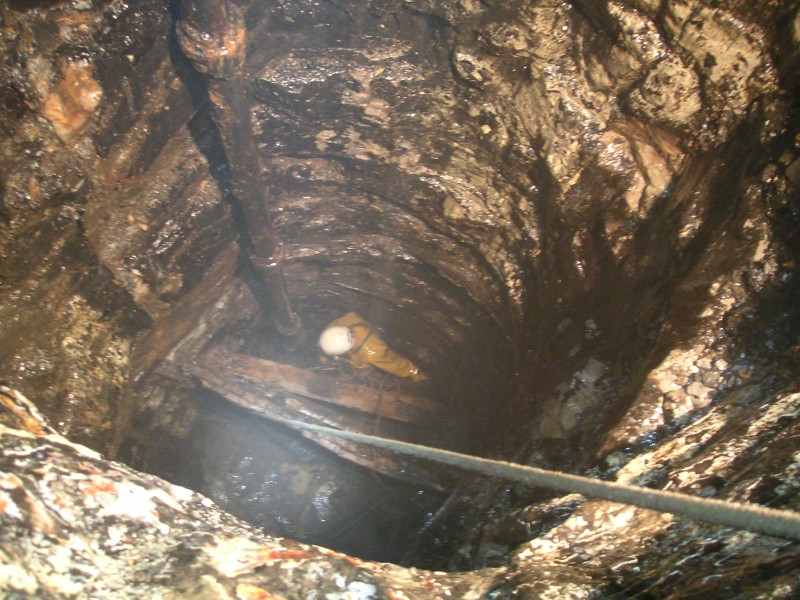 sc_wf_sl_shaftbottom.jpg - Looking down the shaft, Karli had a dig around and came to the conclusion that the shaft is choked with debris that has accumulated on a platform.