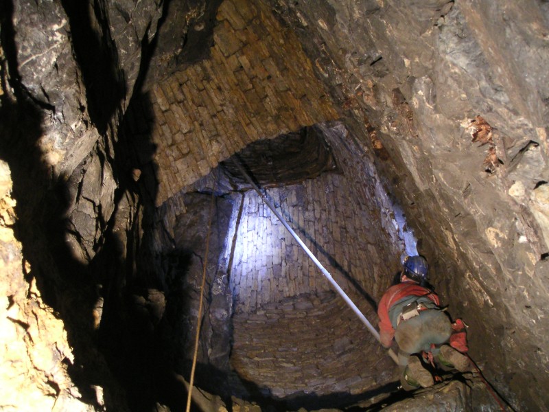 sc_poleonto2ndledge.jpg - Managed to get the maypole onto the second ledge (8m is surprisingly 'light'). By the way, does my bum look big in this?