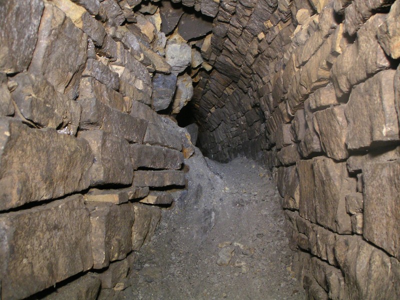 sc_sublevcollapse_wfs.jpg - The sublevel below is in a generally good condition however there is this one collapse that you have to get through, not to bad apart from the fact that the material behind the walling is deads, large big sharp deads. It looks like this level is the bottom of a large stope that is some 10-13m high, most of it stacked with deads - that is a lot of weight and it can be seen in the fractured state of some of the arching.