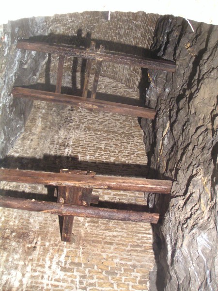 sc_barrons_chamber2.jpg - Looking up into Barron's Chamber, illuminated with flash powder.