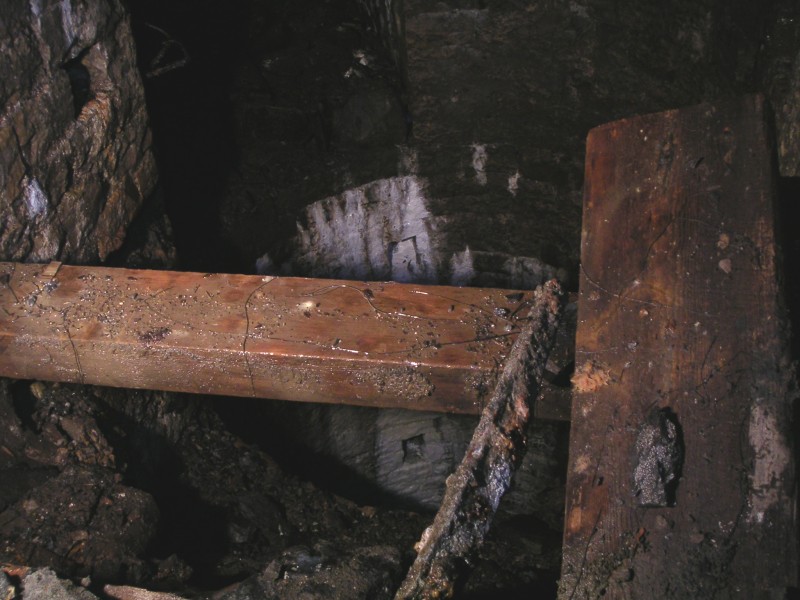 sc_barronsump_22m_alcovetimber.jpg - The sump in the background and the only intact beam across the slots.
