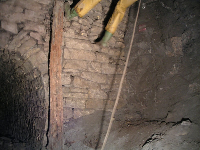 sc_letterboxsump2.jpg - Karli's just about to land on the first sublevel.