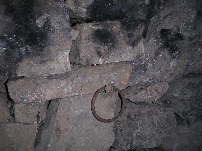 sc_letterboxsump_level_artifact3.jpg - An iron ring.