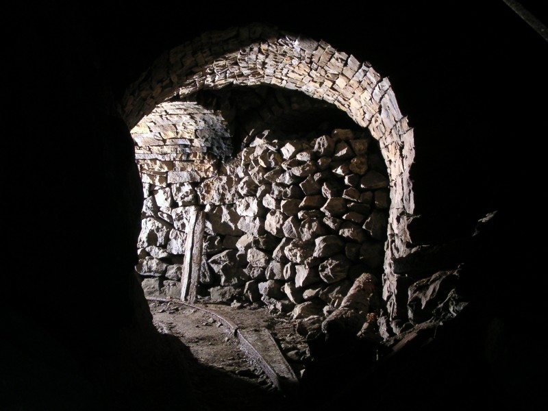 sc_xvein_subsublevel_filledcorner1.jpg - A more dramatic photograph of the same passage as in the last one. Here the passage floor is highlighted and it is possible to see the points for the junction. The rail tracks piled up in the previous photograph must be the rails removed from the passage, but it looks like they never got reused.