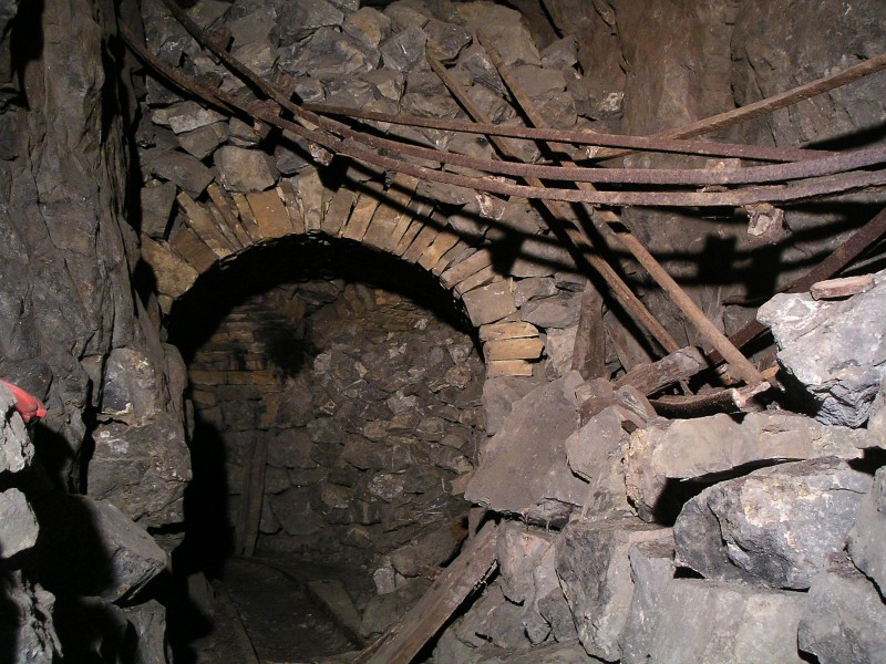 sc_xvein_subsublevel_filledcorner2.jpg - This is the beginning of a parallel passage that follows the first passage in the second sublevel. Along here is the entrance to the flats. In fact you just may be able to see a filled in passage way which indicated that the flats must have gone on in its direction, surely enough when Karli climbed up onto the deads he was able to follow the flats roof line for some 20m.