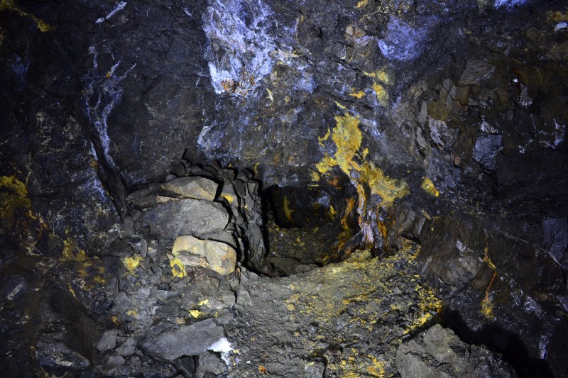 DSC_0829.JPG - Stoping underneath Smallcleugh Cross Vein, looking south.