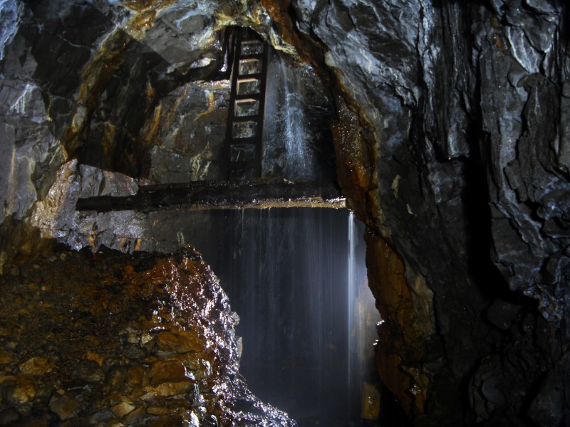 06_stope_ladderplat2.jpg - Flat form and ladder. Stopes above Middlecleugh Second Sun Vein - west end.