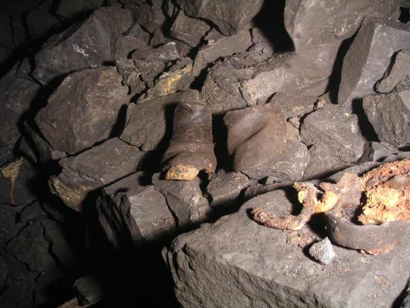 sc_newfanflats_clogremains.jpg - Old Clogs, Higher workings, Smallcleugh Flats.