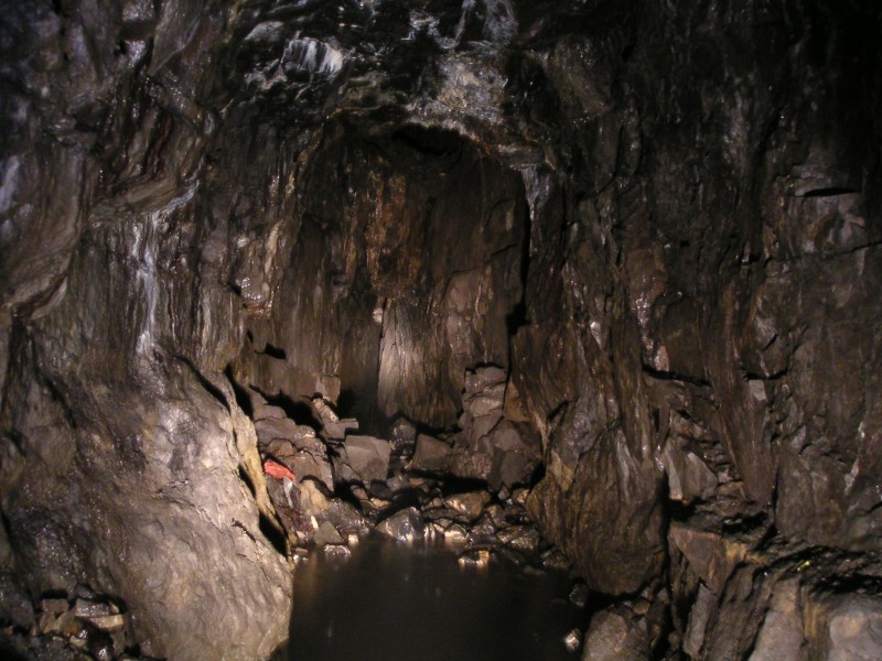 sc13_botofstopepastBR2.jpg - Just at the stope past the Ballroom, halogen.