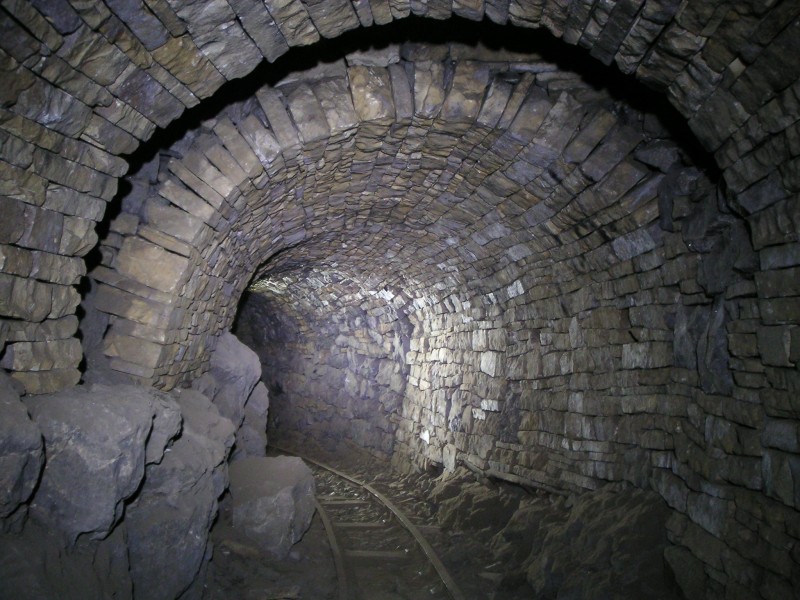 sc21_scflatscornerarch2.jpg - Stone arching in Smallcleugh Flats. On the surface (up top where the sun shines) the stone is a rich sandy colour, but with the LED's it is really toned down - can playing with the camera compensate for it?